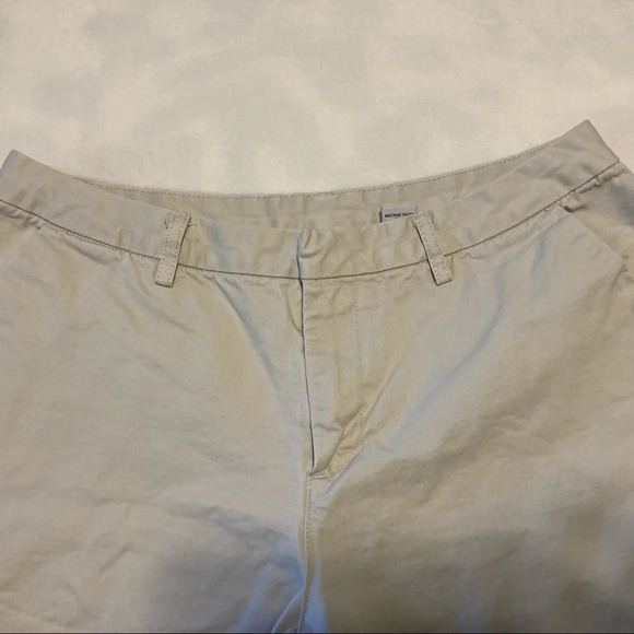 Old Navy Khaki Shorts 6 - Picture 5 of 13